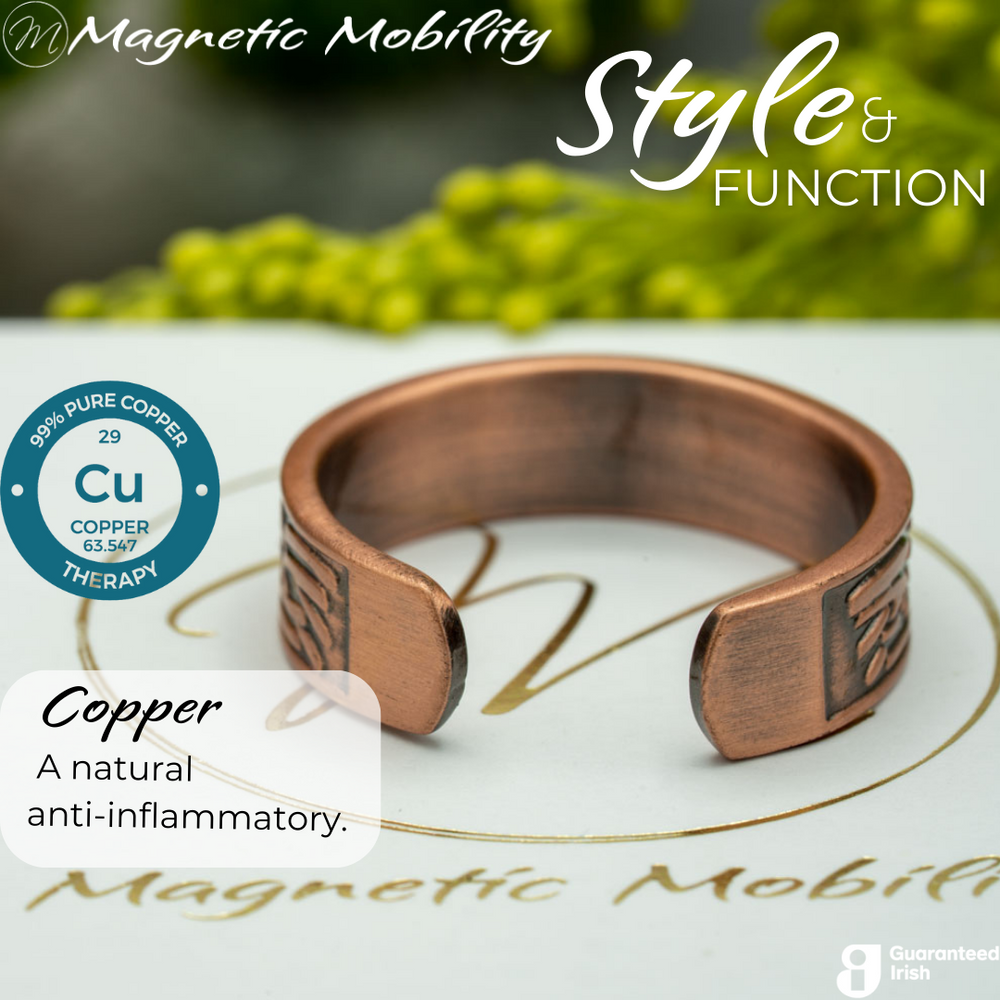 
                  
                    Load image into Gallery viewer, Back view of the clover copper ring from Magnetic Mobility. Shown on a white gift box with green plants in the background. The writing says &amp;quot;Style and Function&amp;quot; and shows a Guaranteed irish logo. 
                  
                