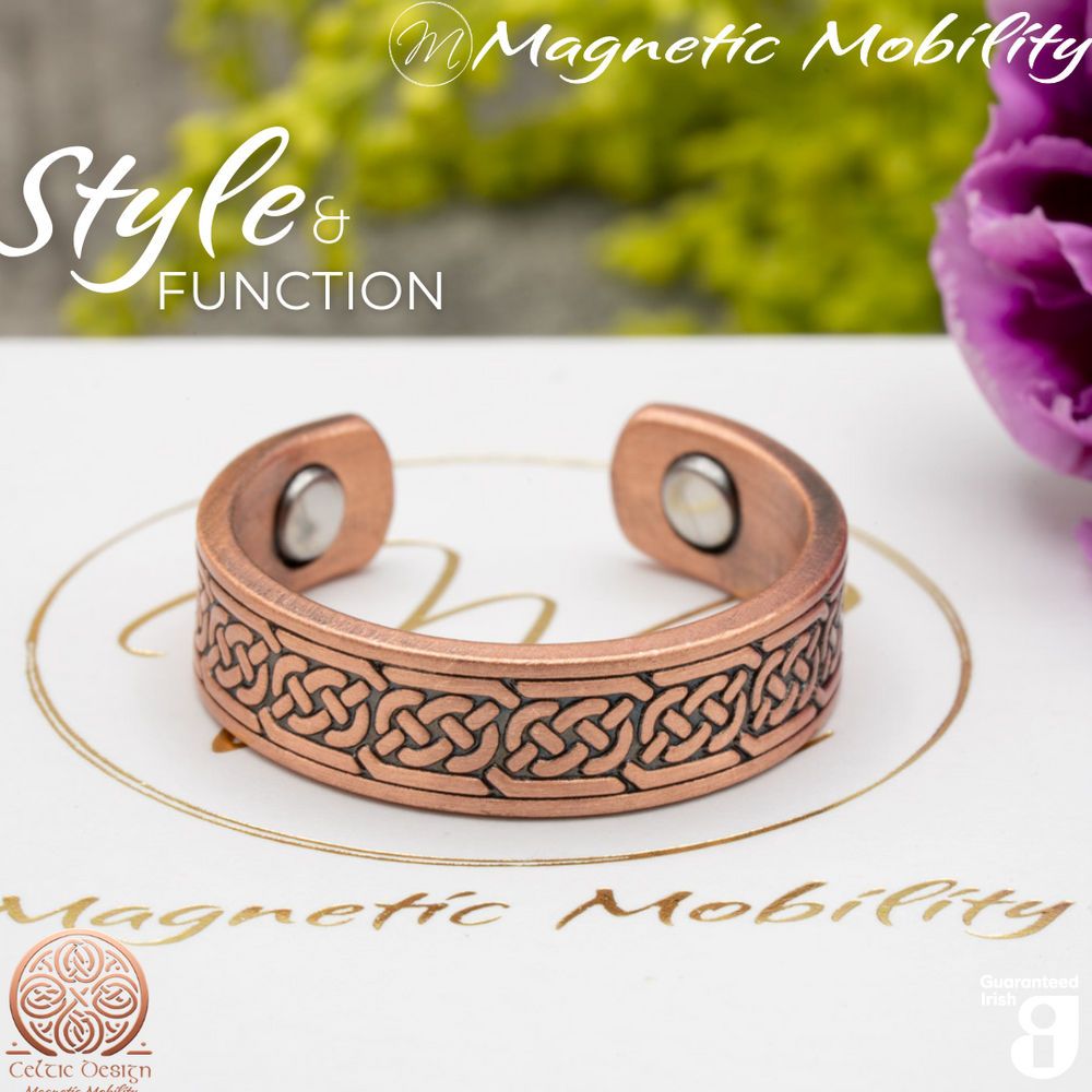 
                  
                    Load image into Gallery viewer, Privet copper ring by Magnetic Mobility featuring a Celtic knot design. Ring is shown on top of a white branded gift box. This adjustable ring is designed to be easily worn on arthritic fingers, providing both style and functionality.
                  
                